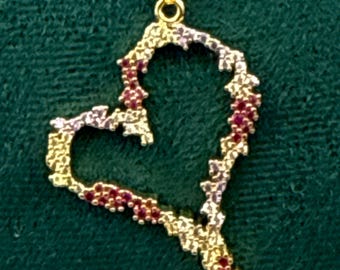 Collar con colgante de corazón dorado con circonitas cúbicas