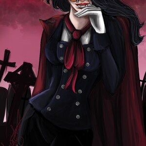 Op de afbeelding: Een vrouw met lang zwart haar die een rode hoed, een donkerblauw jasje met zilveren knopen, een rode stropdas en witte handschoenen draagt. Ze staat voor een rode en zwarte achtergrond met een volle maan op de achtergrond.