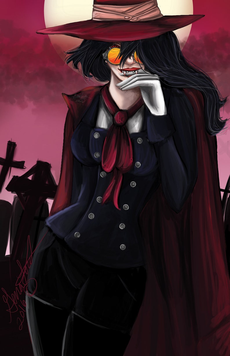 Op de afbeelding: Een vrouw met lang zwart haar die een rode hoed, een donkerblauw jasje met zilveren knopen, een rode stropdas en witte handschoenen draagt. Ze staat voor een rode en zwarte achtergrond met een volle maan op de achtergrond.