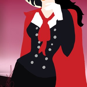 Op de afbeelding: Een vrouw in een rode cape en een zwarte jurk met een witte kraag en een rode strik. Ze draagt een rode hoed met een brede rand en een zonnebril. De achtergrond is een verloop van roze en paars.