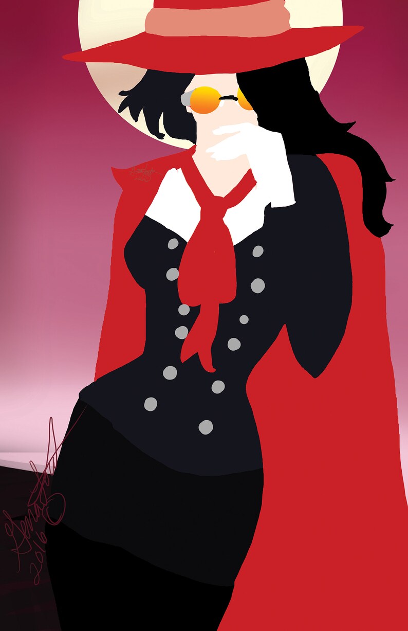 Op de afbeelding: Een vrouw in een rode cape en een zwarte jurk met een witte kraag en een rode strik. Ze draagt een rode hoed met een brede rand en een zonnebril. De achtergrond is een verloop van roze en paars.