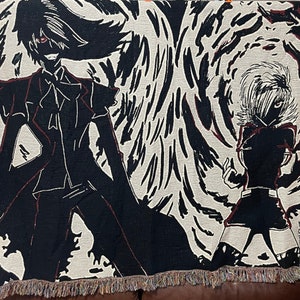 Könnte beinhalten: Schwarz-weiße Wandteppich mit zwei Anime-Charakteren. Der Charakter links trägt einen schwarzen Anzug und hat lange schwarze Haare. Der Charakter rechts trägt ein schwarz-weißes Outfit und hat kurze weiße Haare.