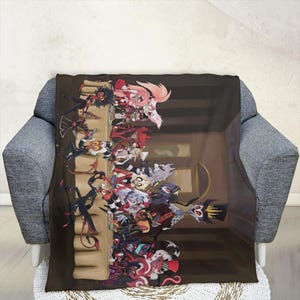 以下が含まれることがあります： アニメシリーズ「ヘルバボス」のキャラクターを描いた、柔らかく快適な生地の毛布。キャラクターはテーブルの周りに座って描かれており、さまざまな表情とポーズをとっています。この毛布は、どんな部屋にも遊び心のある雰囲気を加えるのに最適です。