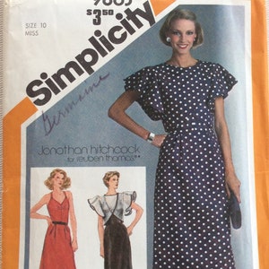 以下が含まれることがあります： Simplicityの裁縫パターン番号9863は、水玉模様のドレス用です。パターンはサイズ10のミス用で、ジョナサン・ヒッチコックがルーベン・トーマス用にデザインしたものです。