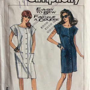 Peut inclure: Patron de couture Simplicity numéro 8567 pour une robe. Le patron comprend des instructions pour deux styles différents : une robe blanche à boutonnière et une robe en jean bleu à boutonnière. Le patron est intitulé « Facile à coudre ».