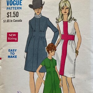 Puede incluir: Patrón de costura Vogue vintage número 7345 para un vestido. El patrón incluye tres estilos diferentes: un vestido azul con cuello blanco, un vestido blanco con una cruz rosa y un vestido verde con cierre de botón. El patrón es para las tallas 12, 34 y 36.