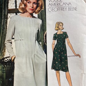 Op de afbeelding: Vintage Vogue Americana Geoffrey Beene naaipatroon. Het patroon toont een vrouw in een lichtgrijze jurk met plooien en lange mouwen. Er is ook een tekening van een groene bloemenjurk. Het patroonnummer is 1101.