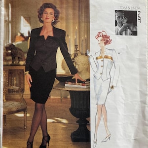 Puede incluir: Patrón Vogue Attitudes 1052. La imagen muestra a una mujer con un traje y falda negros, y un boceto de un traje blanco con detalles dorados. El texto "VOGUE ATTITUDES" está visible en el patrón.