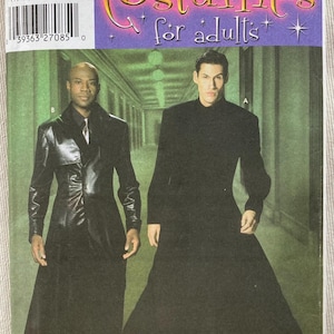 Puede incluir: Patrón de disfraz Simplicity para adultos. La imagen muestra a dos hombres modelando abrigos largos negros. El patrón incluye tallas XS a XL. La parte superior del patrón dice "Costumes for adults".