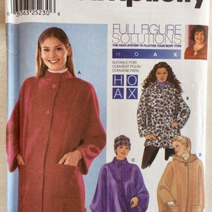 Puede incluir: Patrón de costura Simplicity número 9892 para soluciones de talla grande. El patrón incluye cuatro estilos diferentes de abrigos: un abrigo burdeos con cuello y bolsillos, un abrigo de estampado de leopardo con cremallera, una capa morada con cremallera y un abrigo beige con capucha. El patrón está etiquetado como "fácil de coser".