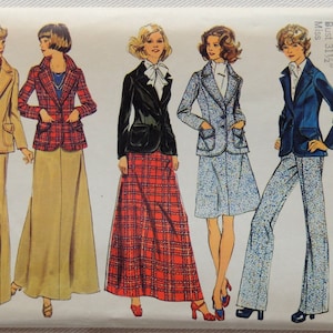 Puede incluir: Patrón de costura Simplicity vintage con cinco diseños de moda femenina. Los diseños incluyen blazers, faldas y pantalones en varios colores y estampados. El patrón incluye el texto "Simplicity" y "6677". Contorno de busto 80 cm.