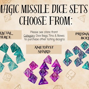 K&ouml;nnte beinhalten: Drei S&auml;tze irisierender W&uuml;rfel mit unterschiedlichen Farbschemata. Die W&uuml;rfel haben die Form einer Pyramide mit einer spitzen Spitze. Die Sets sind mit "Glacial Pierce", "Amethyst Shard" und "Prismatic Bolt" beschriftet.
