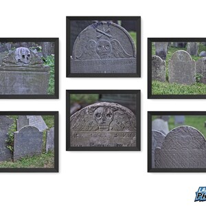 Puede incluir: Cinco fotograf&iacute;as enmarcadas de viejas l&aacute;pidas desgastadas en un cementerio. Las l&aacute;pidas est&aacute;n hechas de piedra gris y presentan tallas de calaveras y huesos cruzados. Algunas de las l&aacute;pidas tienen inscripciones con fechas y nombres.