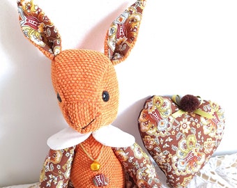 Lapin en tissu orange  et son petit ballon avec coeur en tissu à suspendre