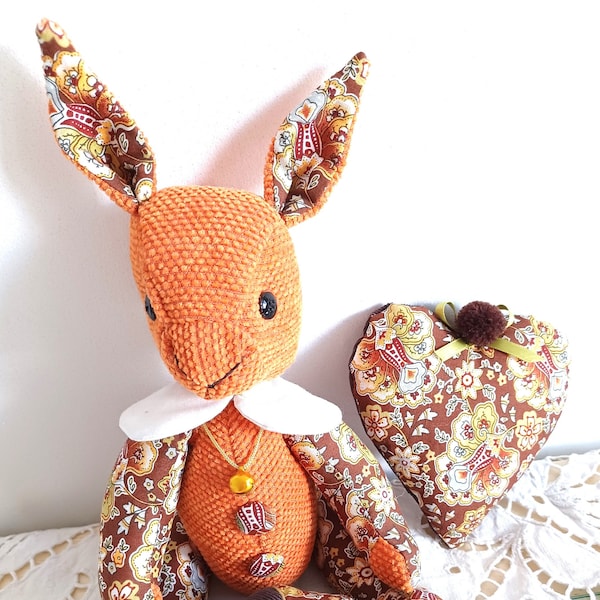 Lapin en tissu orange  et son petit ballon avec coeur en tissu à suspendre