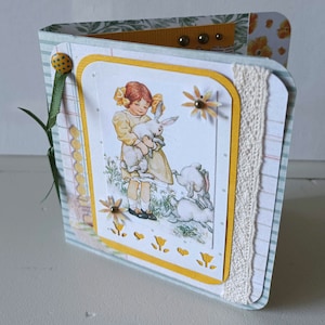 Carte double 10 x 10 cm - Fillette jaune aux lapins