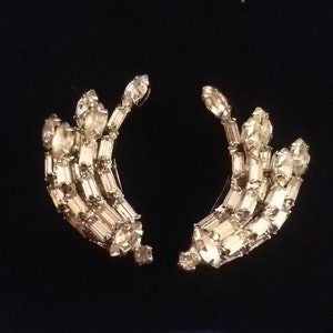 Brincos de strass transparentes assinados por Kramer vintage dos anos 1950