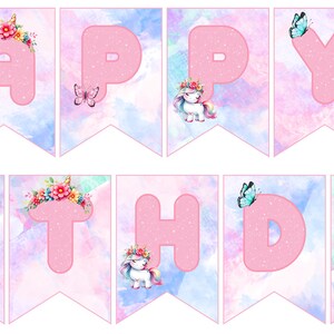 Puede incluir: Bandera rosa y azul con las palabras "Happy Birthday" en letras rosas. Cada letra está decorada con un unicornio y flores. El fondo es un diseño de acuarela con nubes y mariposas.