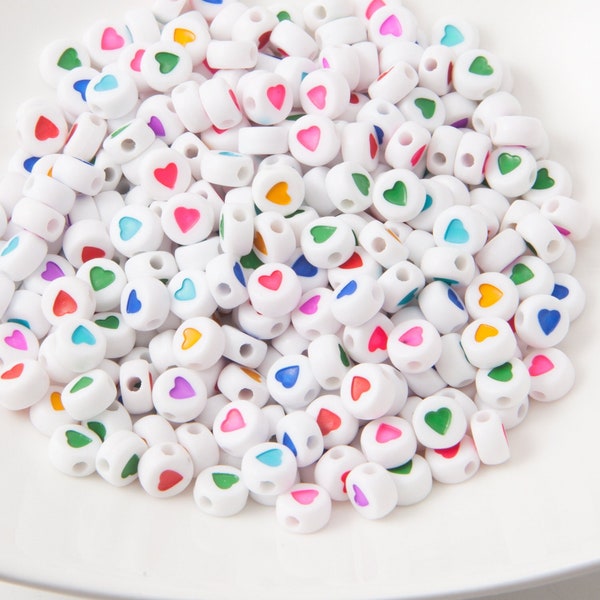 100PCS - Perles de cœur en acrylique opaque de 7 mm, couleur arc-en-ciel, perle blanche acrylique ronde plate, beaux cœurs colorés pour perles de lettre [CB0062]