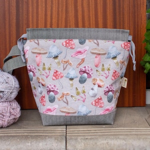 Bolsa de projeto com cogumelos coloridos divertidos, bolsa de crochê com cordão, tamanho médio