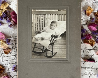 Antike viktorianische Fotografie Baby-Kind-Schaukelstuhl-Kabinett-Karte, viktorianische Babyfotografie, antike Schwarz-Weiß-Fotografie