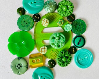 Vintage mixed lot 22 green vintage plastic bakelite glass buttons and 1 green vintage buckle,  vintage plastic buttons, green buttons