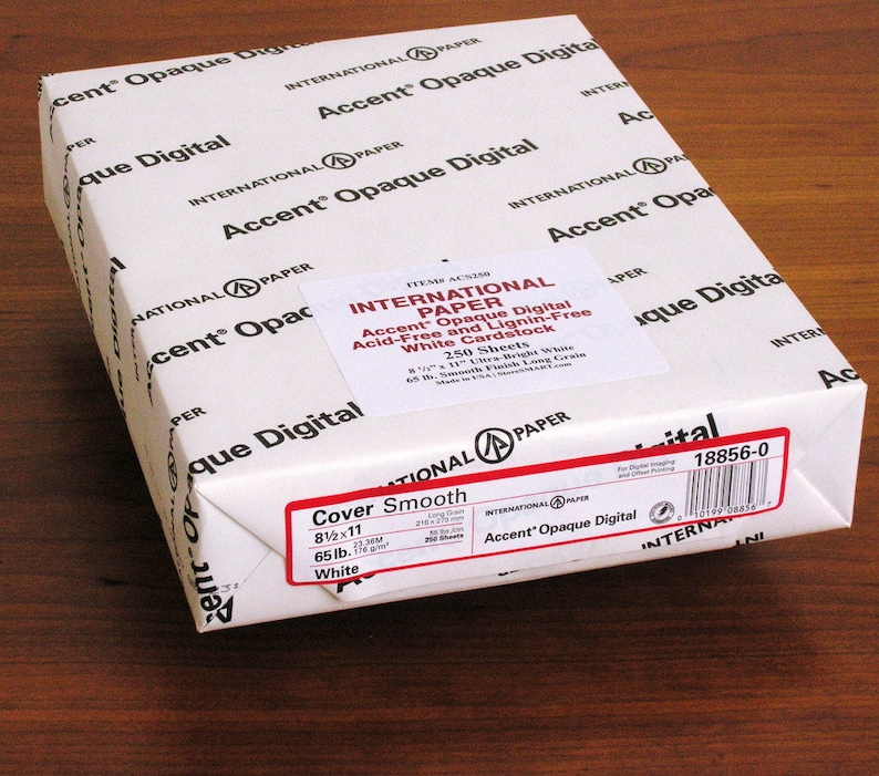 K&ouml;nnte beinhalten: Eine wei&szlig;e Schachtel mit Accent Opaque Digital Papier. Die Schachtel ist mit dem Produktnamen, der Gr&ouml;&szlig;e, dem Gewicht und der Menge beschriftet. Die Schachtel befindet sich auf einer Holzoberfl&auml;che.