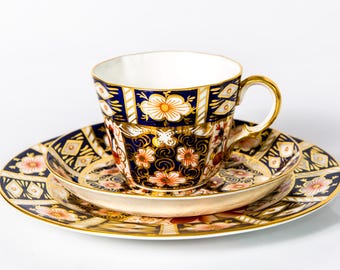 Ensemble du trio d'assiettes à dessert Royal Crown Derby Motif Imari 2451 tasses à thé Antiques 2451