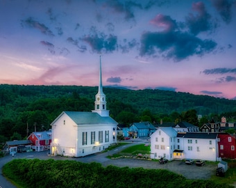 Église communautaire de Stowe Imprimer | Photo de paysage pourpre du lever du soleil du Vermont