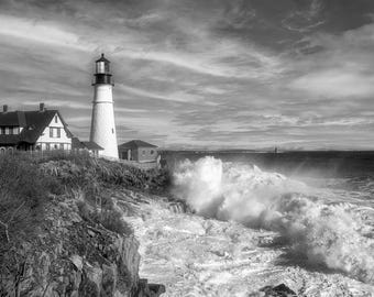 Impression photo Portland Head Light | Déferlement des vagues, art côtier du Maine (noir et blanc)