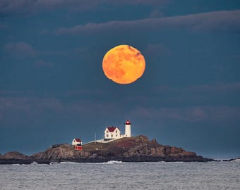Impression photo du lever de la lune du phare de Nubble | Décoration murale côtière du Maine, vue sur l'océan de la Nouvelle-Angleterre