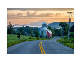 Affiche Lever de soleil sur une grange du Vermont | Décoration murale de la ferme de la vallée de la Mad River
