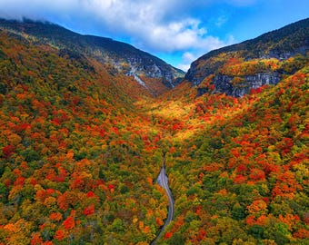 Impression de route d'automne de Smugglers Notch | Photo de paysage de feuillage d'automne du Vermont