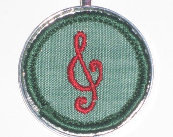 Treble Clef Music Necklace Novelty Gift Music Teacher Student Jr. Girl Scout Vintage Badge 1960s Green Red Silver Pendant Chain