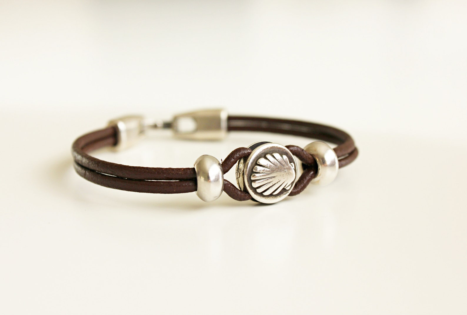 Camino De Santiago Bracelet & Keychain Set – Elastic Cotton Accessories, Pilgrim Souvenir, Scallop & Arrow Design