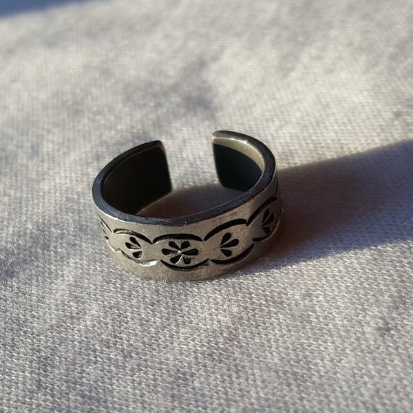 R Tennesmed Signed Pewter Ring with Flowers