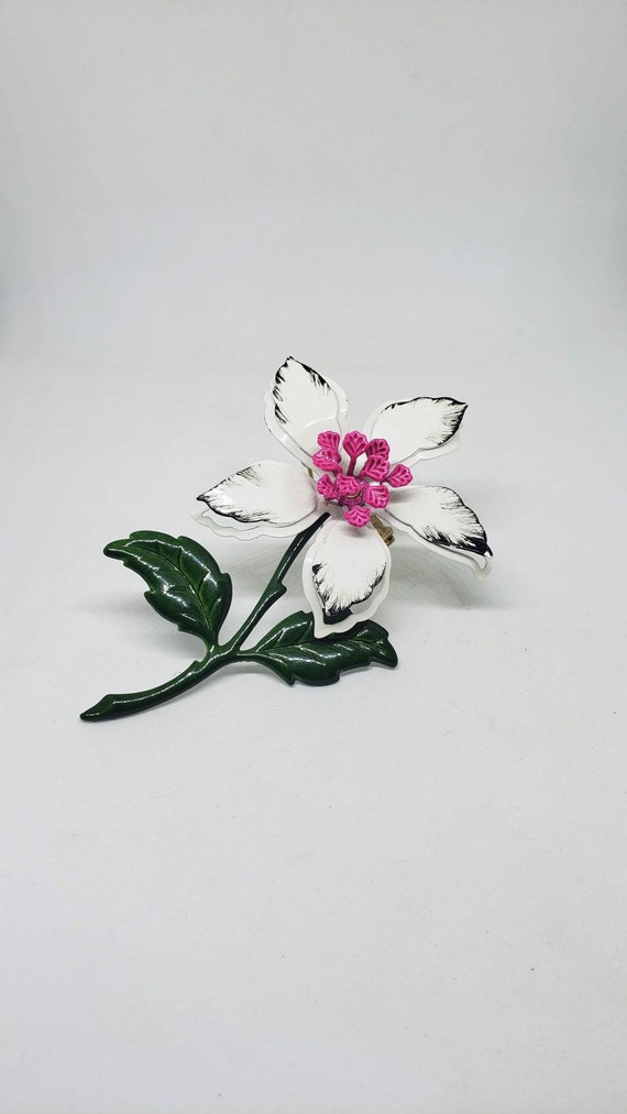 1960s Enamel Metal White and Fuchsia  Flower Brooc