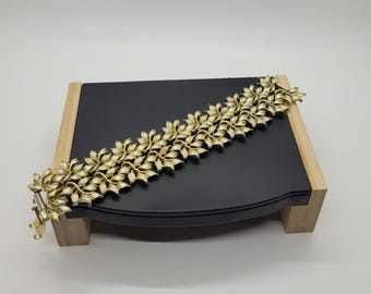 Vintage Coro Pegasus Gold Tone Leaf Design Link Bracelet