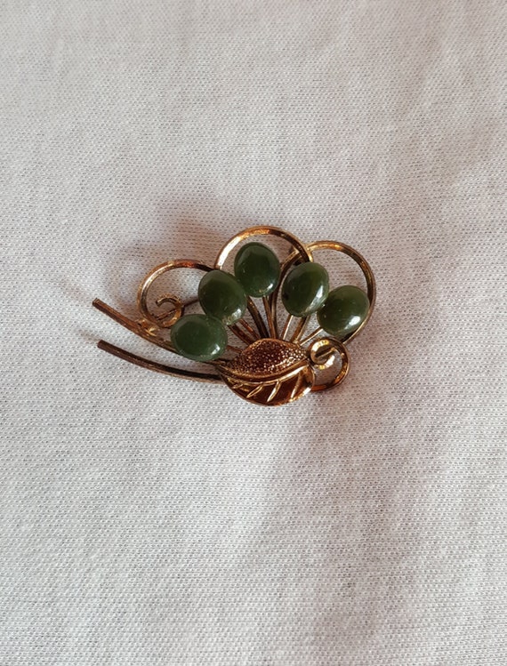 Mid Century Jade Cabochon Floral Gold Tone Brooch - image 1