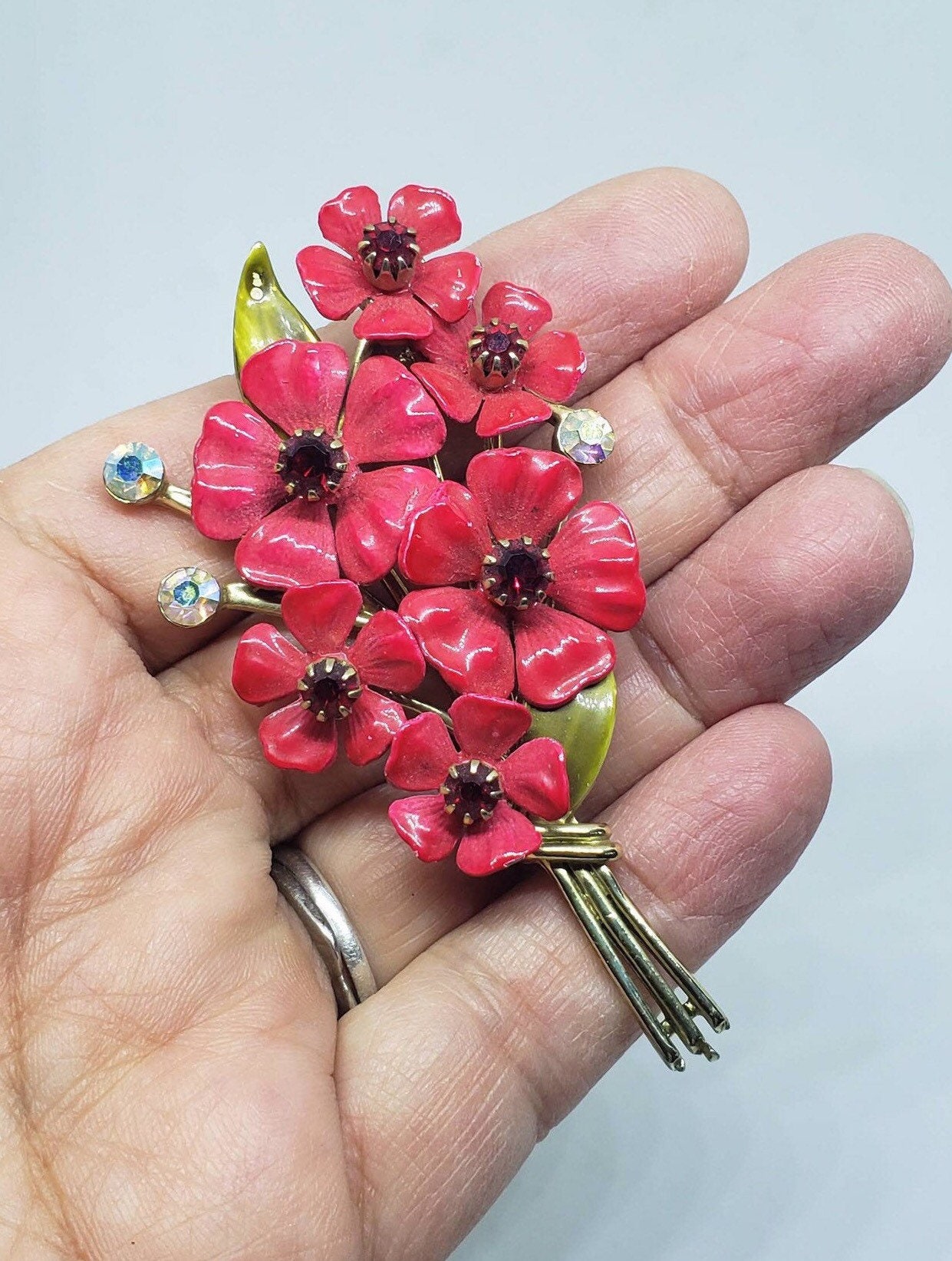 Broche Ancienne Vase Avec Bouquet De Fleurs - Métal Doré émaillé Noir Rouge Vert - Bijou Vintage