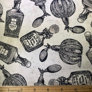 Könnte beinhalten: Schwarz-weiß Vintage-Illustration von Parfümflaschen mit verzierten Designs und Etiketten. Die Etiketten enthalten den Text "Queen Mary's Royal Perfume" und "Violette Imperiale".