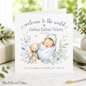 Könnte beinhalten: Eine quadratische Grußkarte mit einer Aquarellillustration eines Neugeborenen, das in eine blaue Decke gewickelt ist, neben einem Teddybären. Der Text lautet welcome to the world, Joshua Eathan Vickers, 15.05.2026, und You are fearfully and wonderfully made - Psalm 139:14.