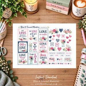 Puede incluir: Un conjunto de descarga digital con gráficos de Bless It Forward Ministries, que incluye tarjetas rectangulares con motivos florales y texto religioso, varios iconos de corazones, pequeños ramos de flores y etiquetas con frases.
