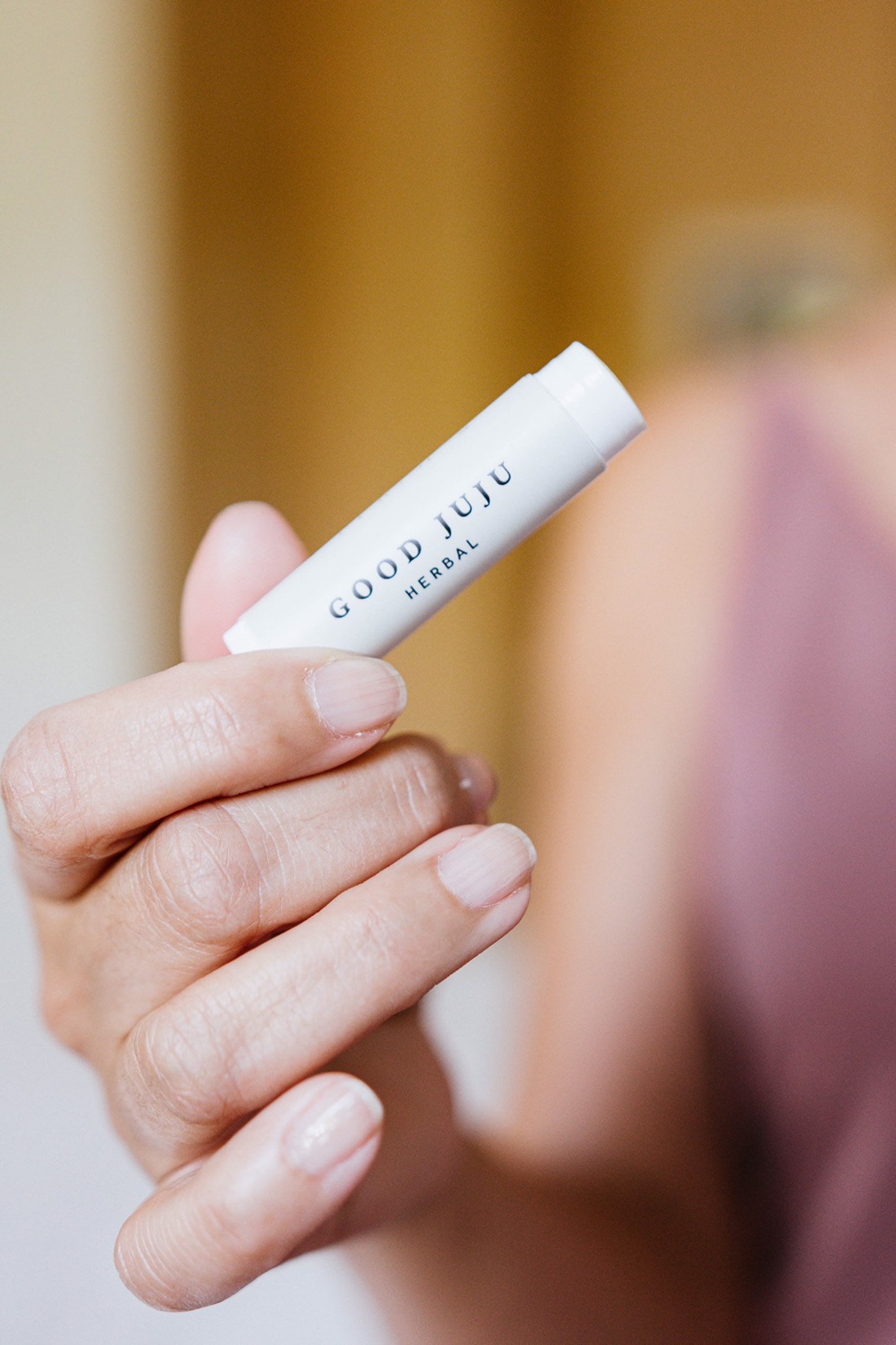 The Beauty Blogger'S Favorite: Nude Lip Balm - 8zvsdhs