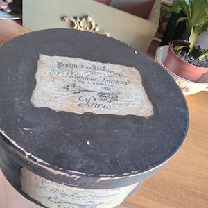 Cappelliera nera Cappelliera nera effetto usurato Scatola rotonda per cappelli,foulards,sciarpe Diametro cm 23.Stampa effetto vintage