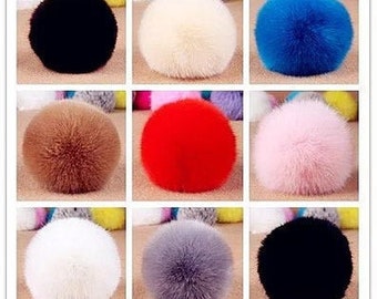 Pompón de piel artificial de 10 cm de diámetro con banda elástica y llavero, fácil de colocar, ideal para sombreros y otros accesorios.