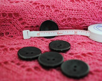 Conjunto de 5 botones negros de 2 hoyos con un patrón de hoja tallada realmente limpio en la parte superior - comprar 4 conjuntos obtener 1 conjunto libre