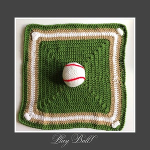 Op de afbeelding: Een groen gehaakt honkbalveld met witte en bruine randen. Een witte honkbal met rode naden bevindt zich in het midden van het veld. De tekst "Play Ball!" staat onder het veld.