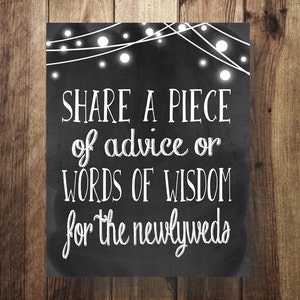 Pode incluir: Um sinal de quadro-negro preto com luzes brancas em forma de guirlanda e o texto "SHARE A PIECE of advice or WORDS OF WISDOM for the newlyweds".
