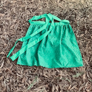 Bright Green Fabric apron with flower border, Green Eyelet half Apron, Dirndl Apron for Octoberfest women’s half Apron for Costumes